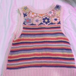 Sweater vest from American eagle that’s very stylish. Size small.